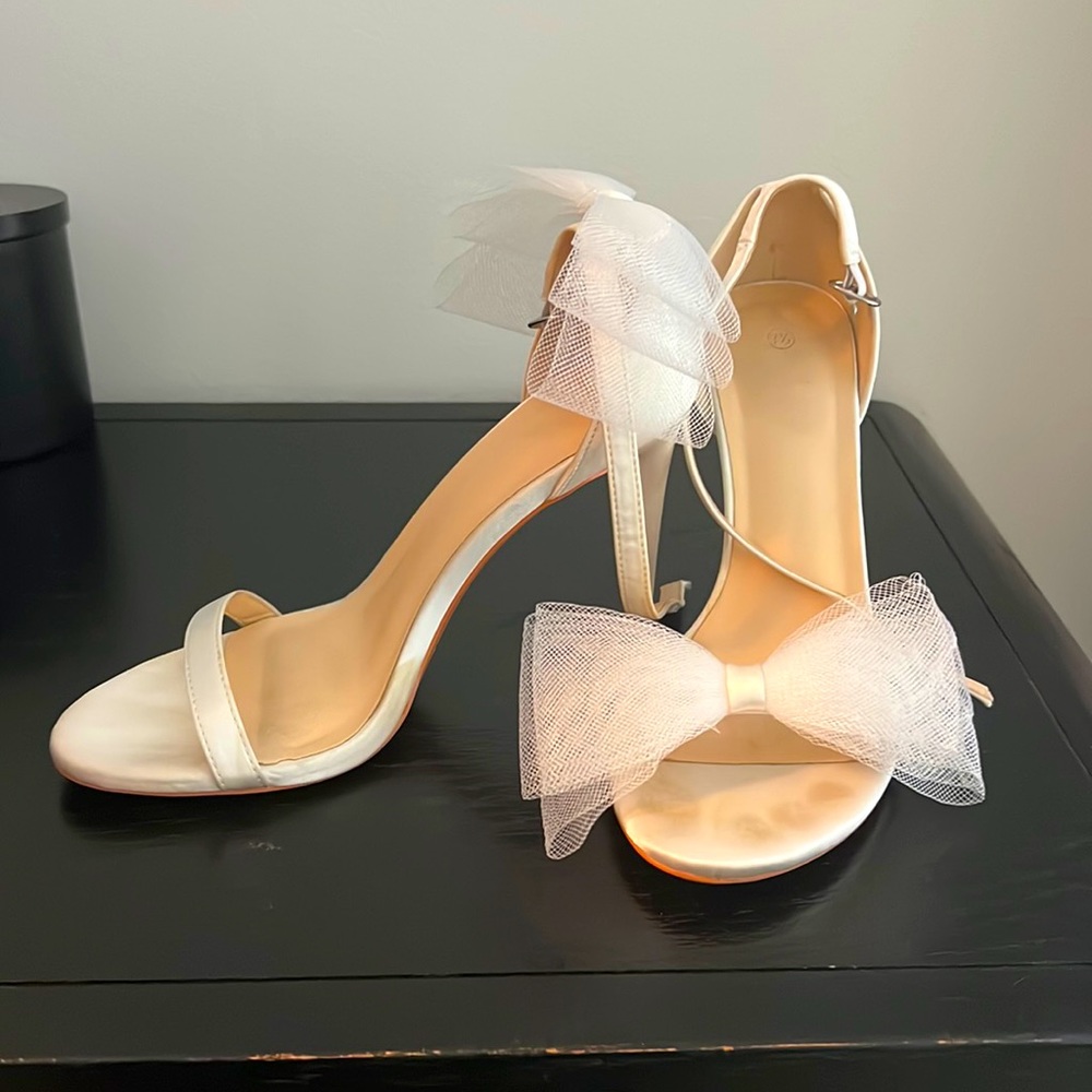 Bridal bow heel